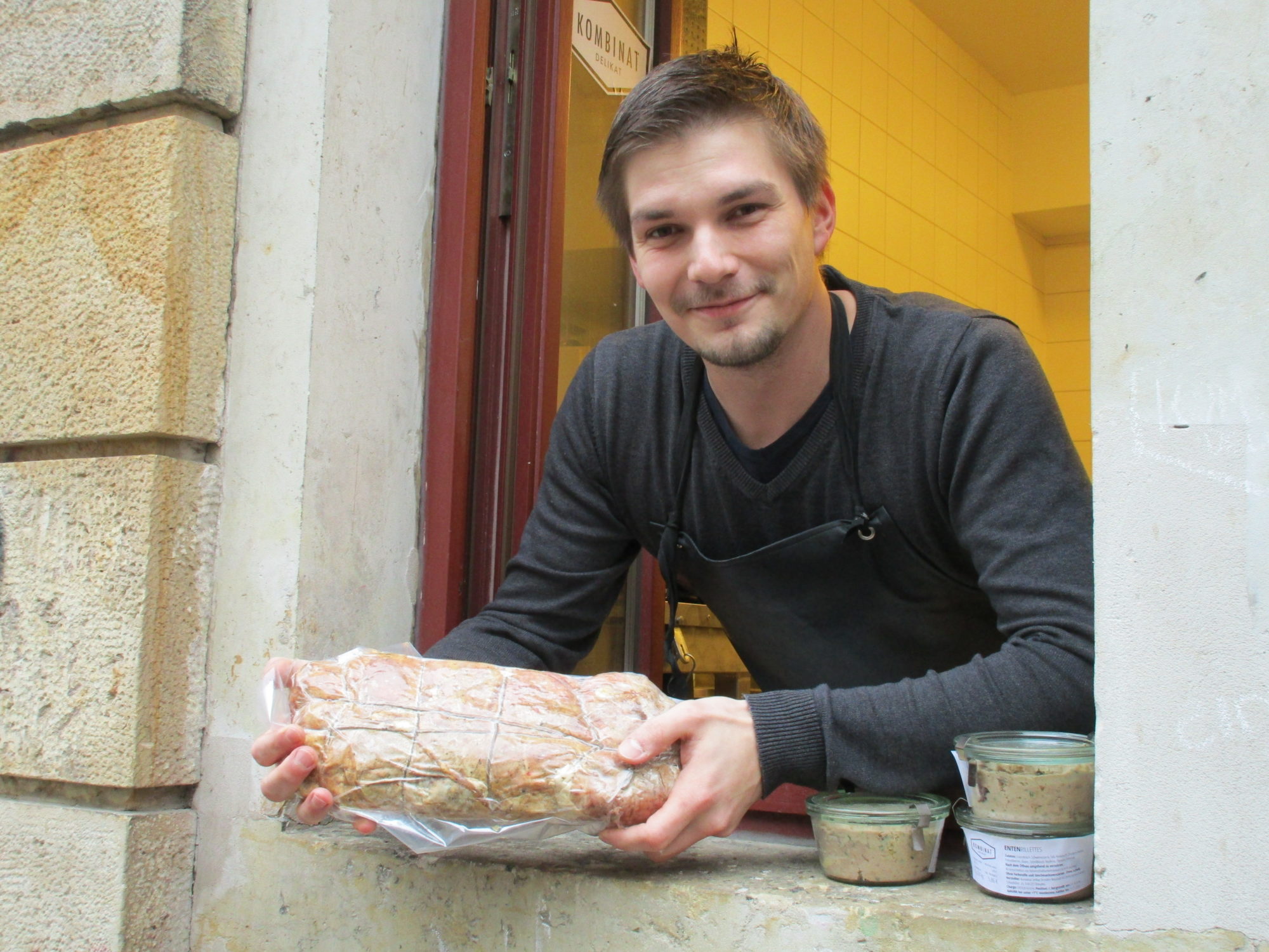 David Enke vom Kombinat Delikat mit einem mächtigen Stück Coppa in der Hand.