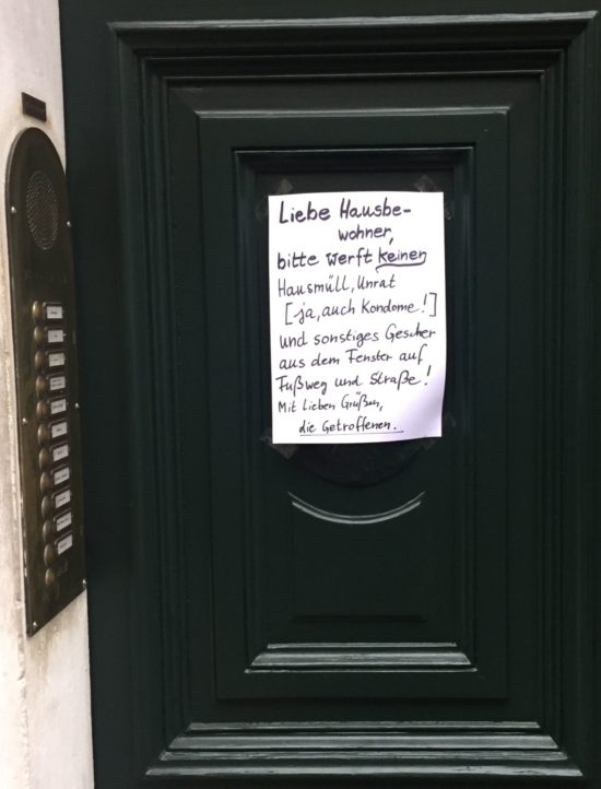 Liebe Hausbewohner, bitte werft...