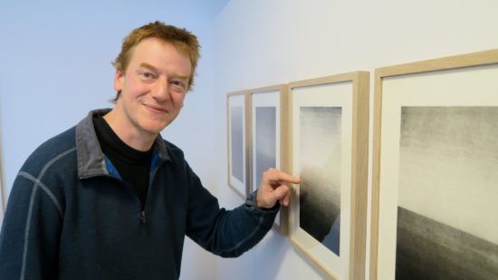 Holzdrucker Jan Kromke vor seinen Werken.