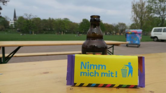 Normal gibt's nur Schoko mit Lageplan, heute auch ein paar Freibiiierchen. 