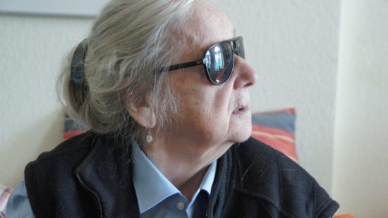 "In Pirna bin ich drei Glatzen begegnet. Die fragten: Beißt der Hund? Ichsagte: Nein, aber ich und habe die Zähne gefletscht. Da waren die weg."