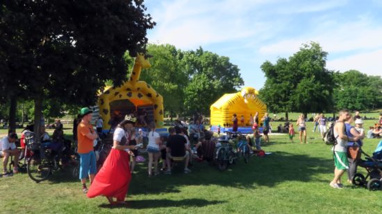 Volle Hüpfburgen und Schneewittchen im Stress.