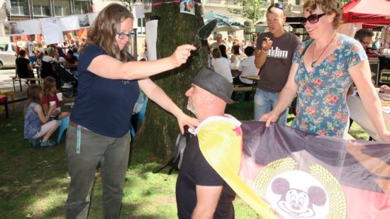 Letzte Amtshandlung Oberschwaflerin Ulla Wacker schlägt den singenden, klingenden Preibisch zum Ritter. 