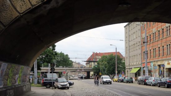 Einige Radfahrer meiden das Holperpflaster und fahren in der Straßenmitte.