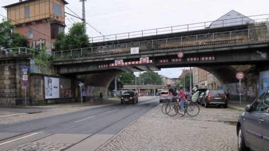 Am Dammweg beginnt das Holperstück - es reicht bis zur Johann-Meyer-Straße.