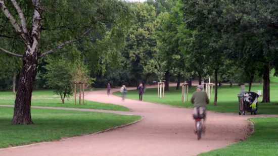 Der Weg zwischen Tannenstraße und Bischofsweg wird von Radfahrern und Fußgängern genutzt.