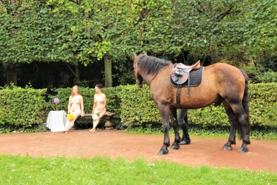 Nach Pferd Geronimos Ankunft, begeben sich die Modelle auf Position.