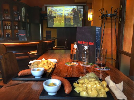 Zum Bier gibt es auch Würstchen.