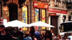 Von fliegenden Menschen und verschwundenen Szene-Kneipen Zugemauerte Bronxx - Foto: Archiv Anton Launer 1991