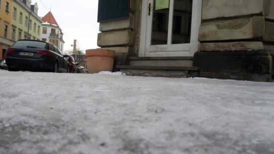 Glatteis auf dem Fußweg