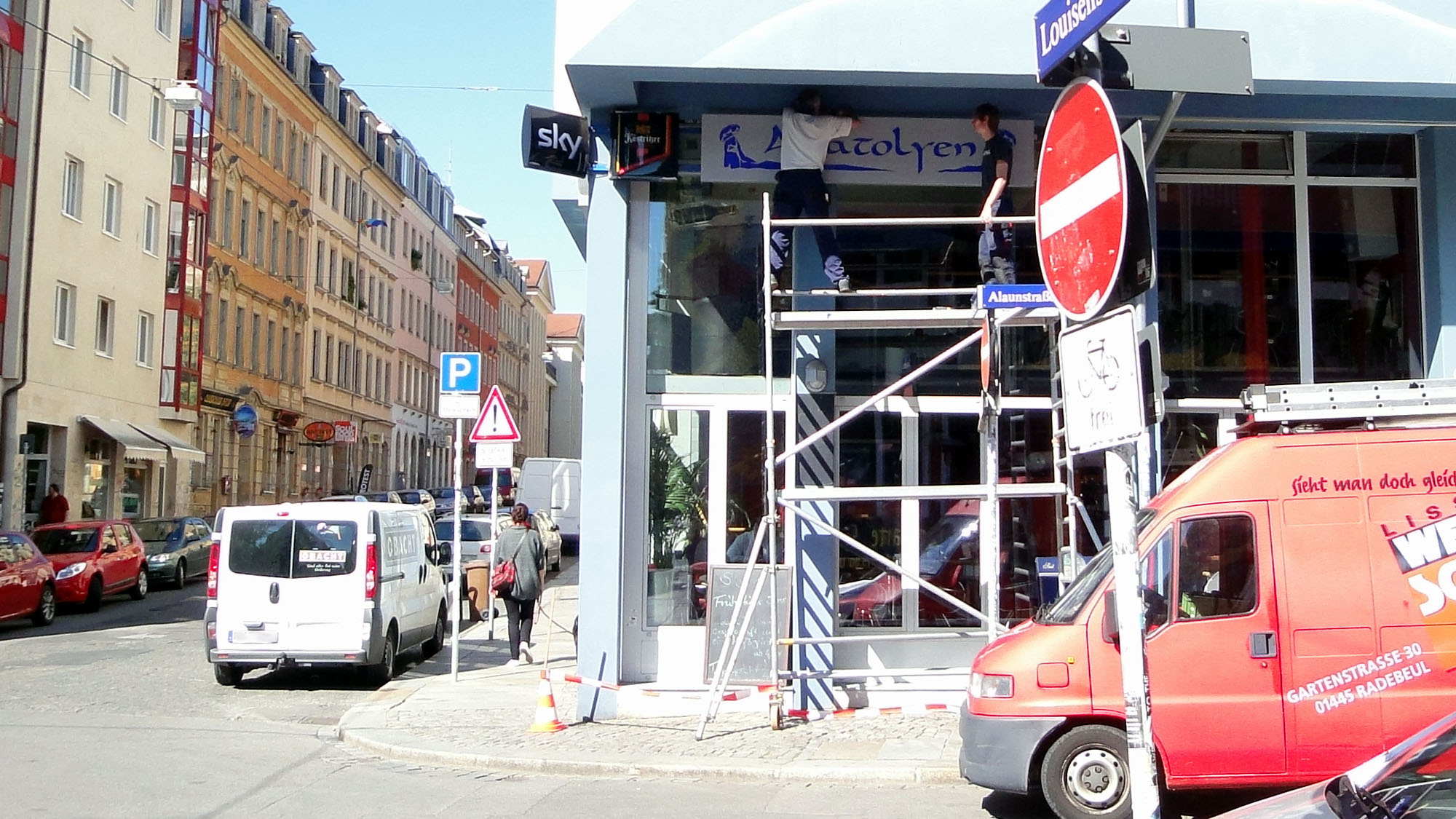 Anatolyen-Schild wird abgeschraubt. Foto: Anton Launer