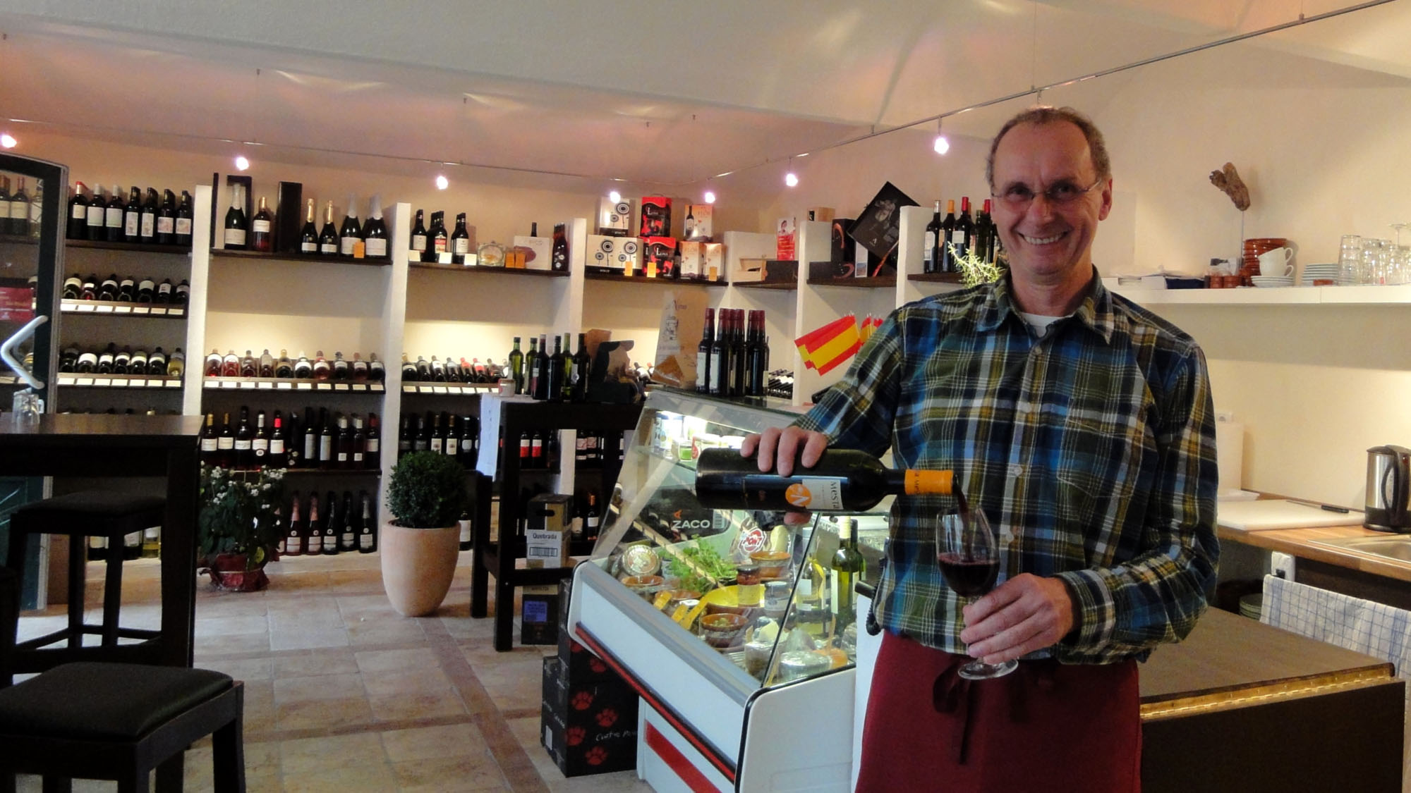 Carlos verkauft Wein. Foto: Anton Launer