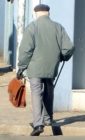 Begegnungen am Morgen Schimpfender alter Mann auf der Louisenstraße