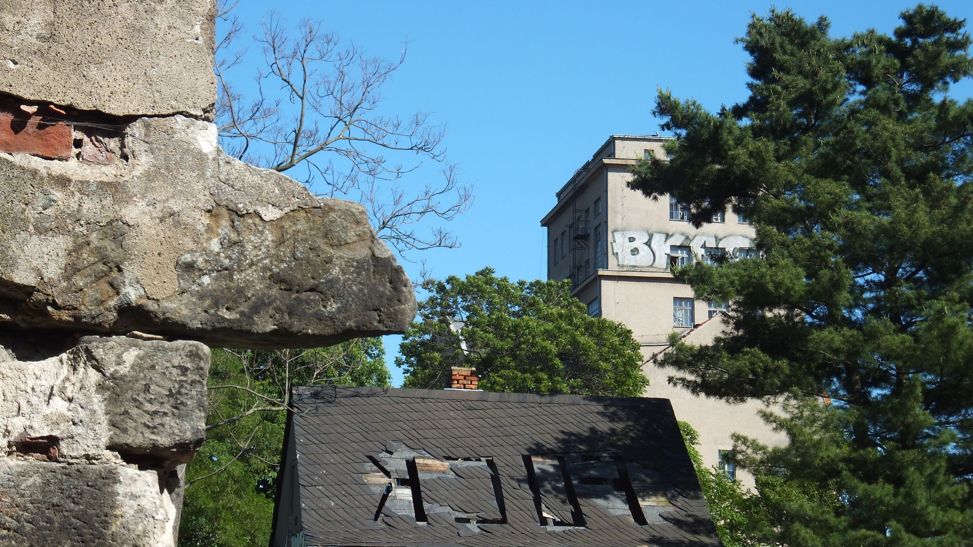 Kletterfelsen oder Nasenmann? Hinterm Verkehrbstriebe-Hochhaus. Anklicken zum Vergrößern.