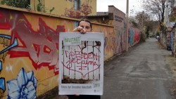Neustadt-Kalender vom Böhler Mal auf der anderen Seite der Kamera. Stephan Böhlig zeigt seinen Neustadt-Kalender.