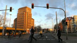 Fast 100 Jahre – Das Hochhaus am Albertplatz Morgenstunde am Albertplatz Foto: Archiv Anton Launer 2013