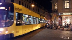 Gestern Abend an der Ecke im Schritt-Tempo tastet sich der Bahnfahrer durch die Massen