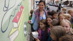 Grundschule mit neuer Fassade Die 4b und Künstlerin Rita Richter beim letzten Pinselstrich.