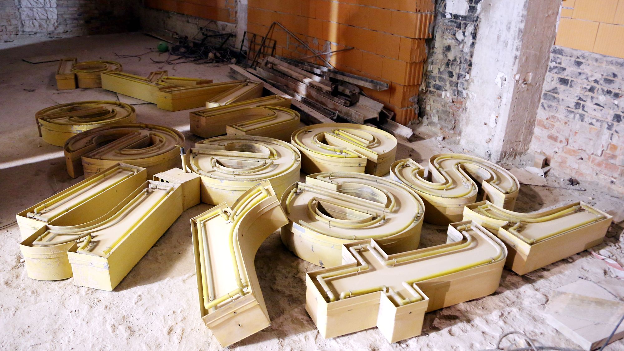 Buchstabensalat nach der Demontage