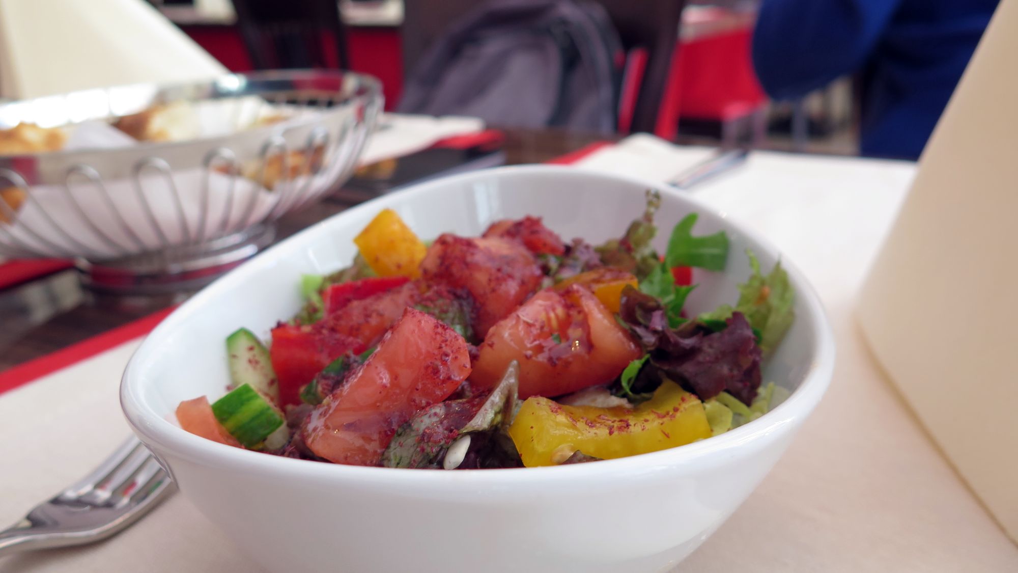 Den Salat hätte ich mir ohne Öl gewünscht - selbst schuld, hätte ja meine Klappe aufmachen können.