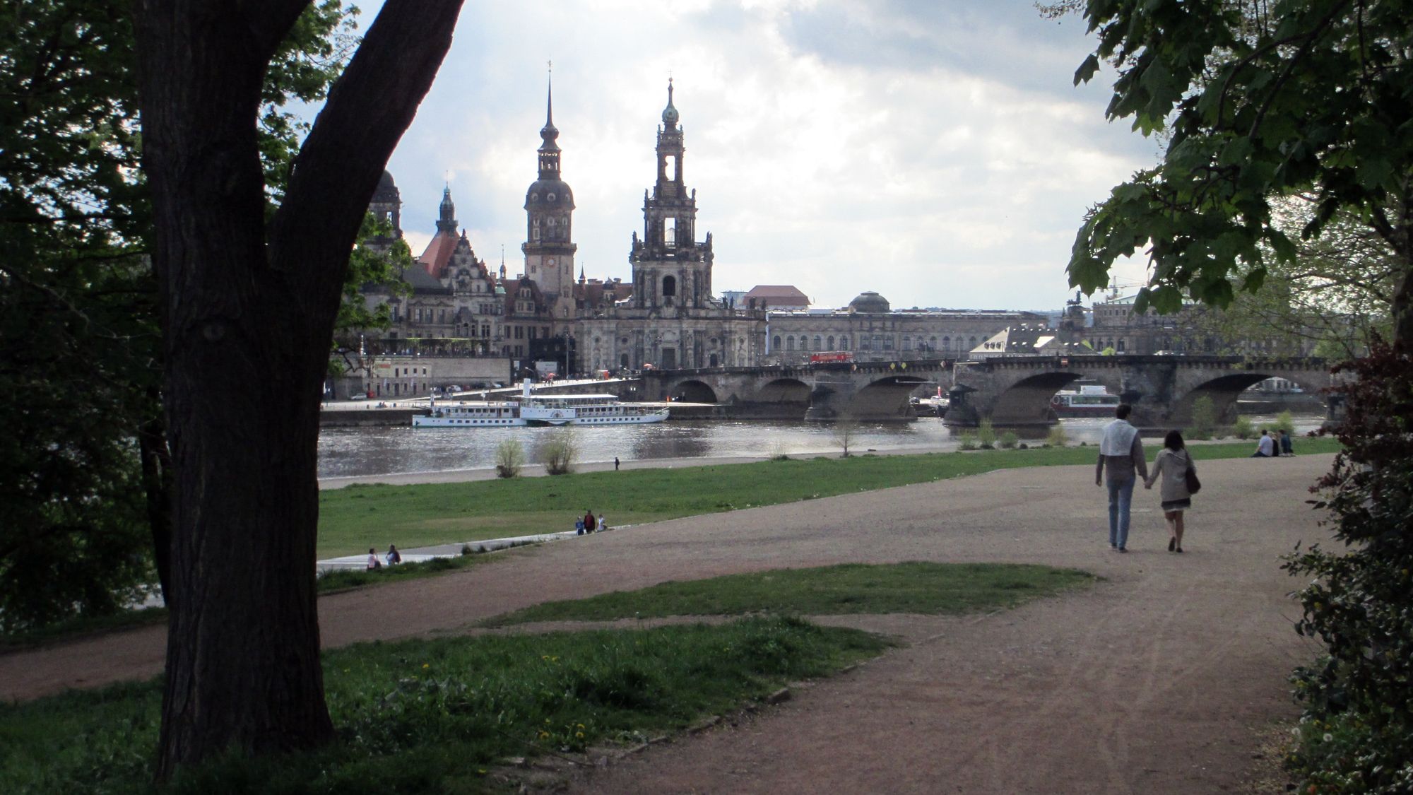 Blick auf das noch leere Gelände der "Filmnächte am Elbufer"