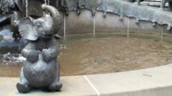 Der Carolaplatz Eli-Spaß und Brunnennass: der Sarrasanibrunnen