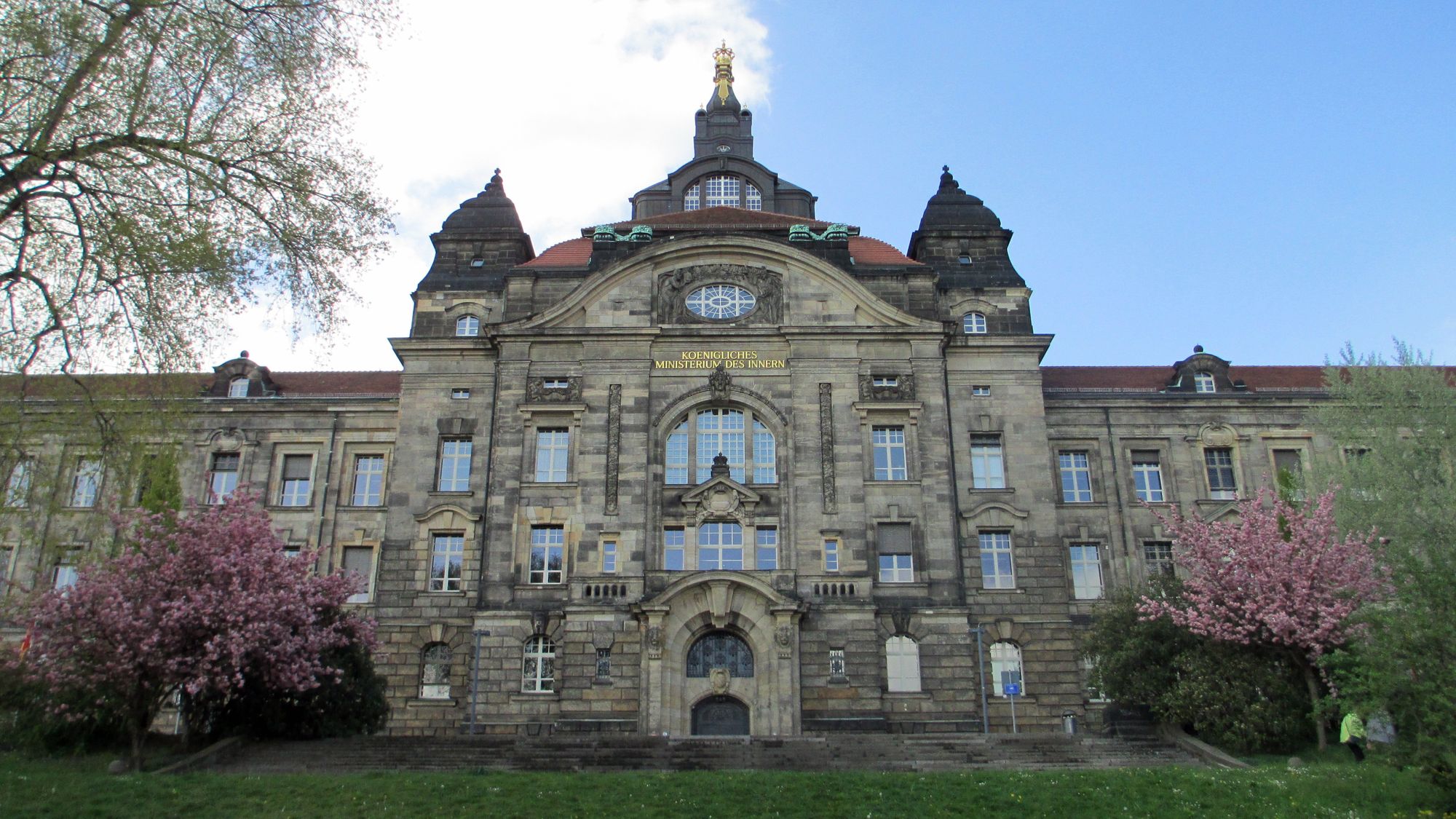 Immer noch königlich: Blick auf die Staatskanzlei von der Elbe aus