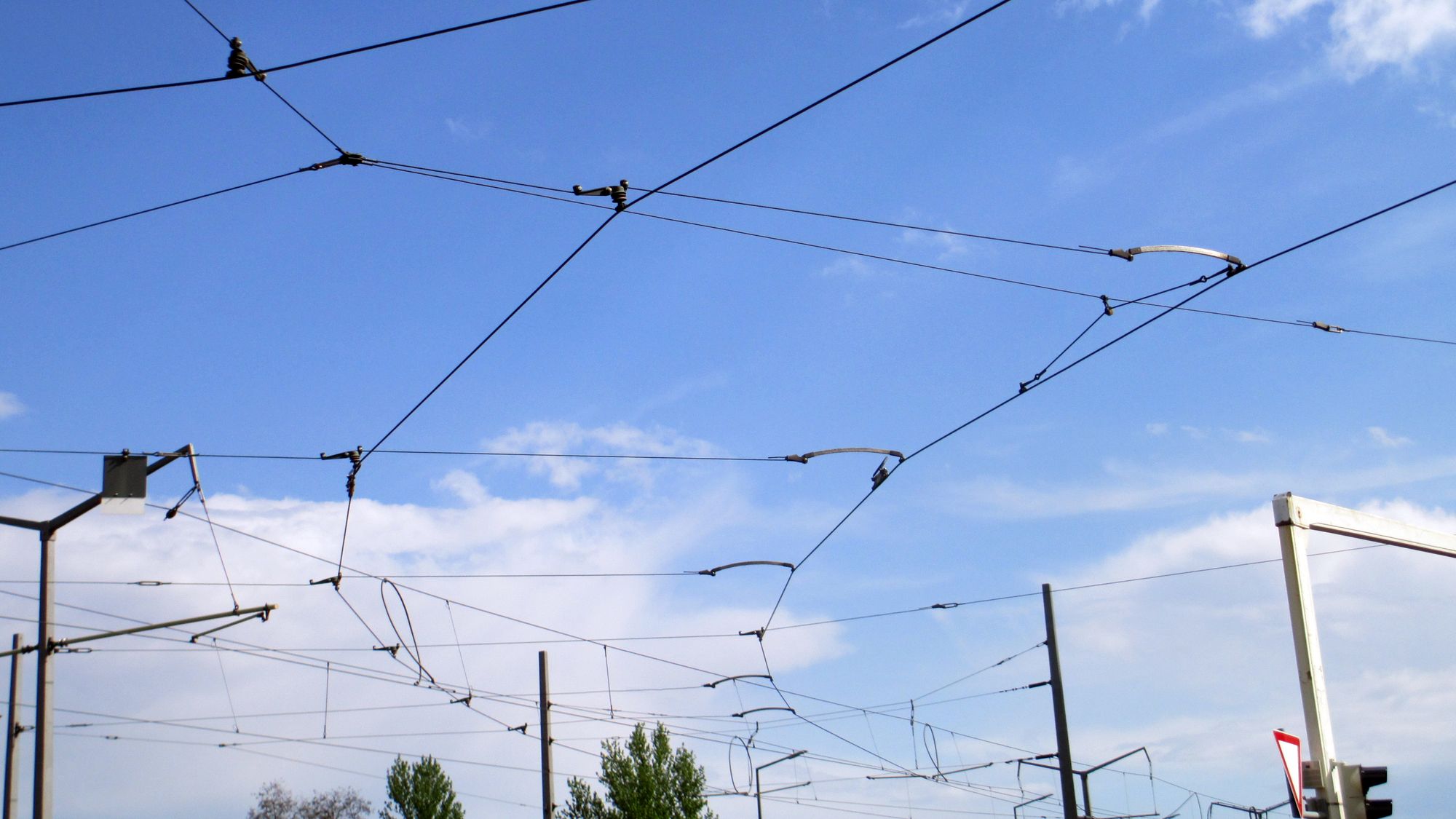 Verdrahteter Himmel über dem Carolaplatz