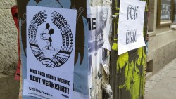 Da hat bestimmt der Drucker gequalmt, so viele weiße Zettel wurden im Festgebiet verteilt.