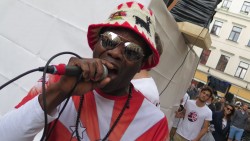 Er gab dem Samba-Umzug eine Stimme.