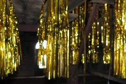 Goldene Lametta-Fäden