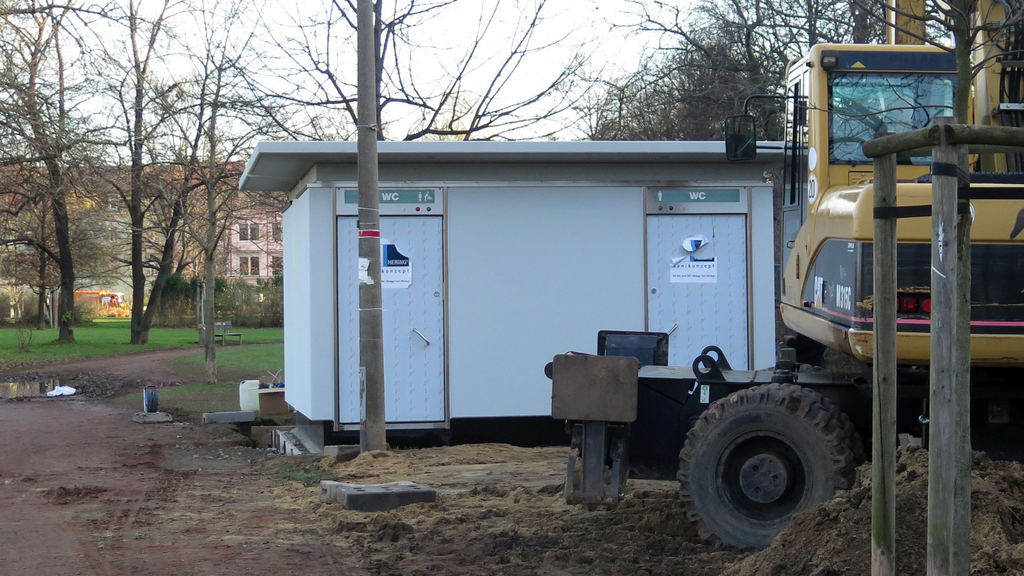 Das Toilettenhaus am Alaunplatz wurde im Dezember 2015 aufgestellt und im März 2016 eröffnet. Foto: Archiv Anton Launer