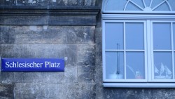 Der Schlesische Platz Schild am Hanse-Haus, dem Seniorenpflegeheim am Schlesischen Platz