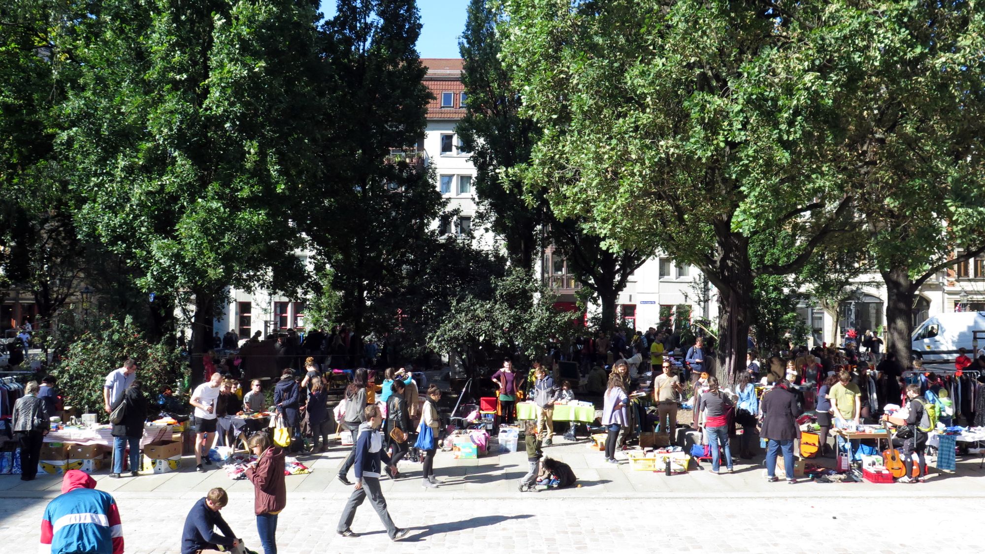 Trödelmarkt am Martin-Luther-Platz - nun auch schon seit zehn Jahren dabei. Foto: Archiv Anton Launer