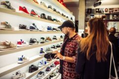 Schuhe gucken im Surpreme. Foto: Fokke Hassel