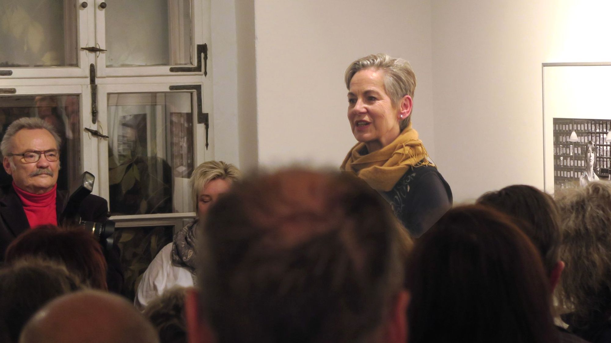 Christine Starke eröffnet die Ausstellung.