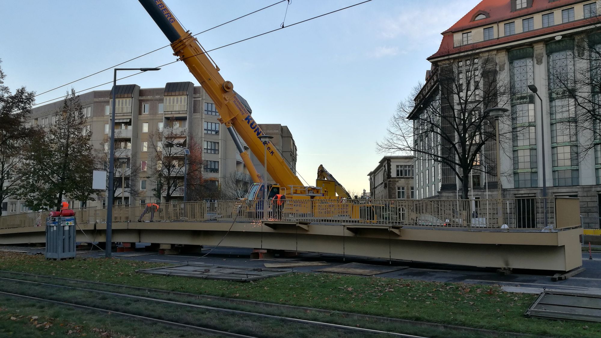 Am Nachmittag lag die Brücke auf der Straße.