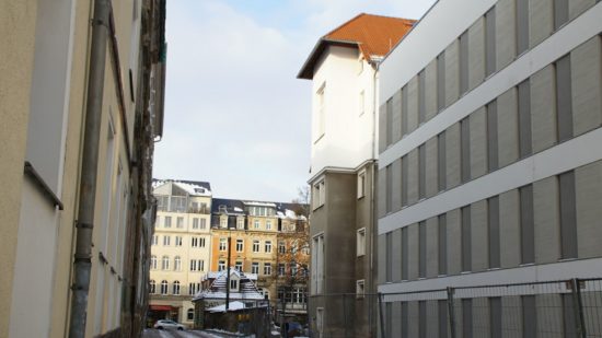 Wolfsgasse mit Blick auf das ehemalige Schwesternhaus, jetzt Parkhaus, des Diako