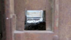 Derzeit gibt es noch ein unsaniertes Haus mit rostigem Tor und spannendem Einblick.