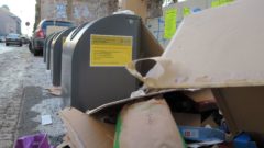 Probleme mit Pappe und Papier Mit kleinen gelben Zetteln weist das Amt für Abfallwirtschaft darauf hin: Hier kein Papier mehr.