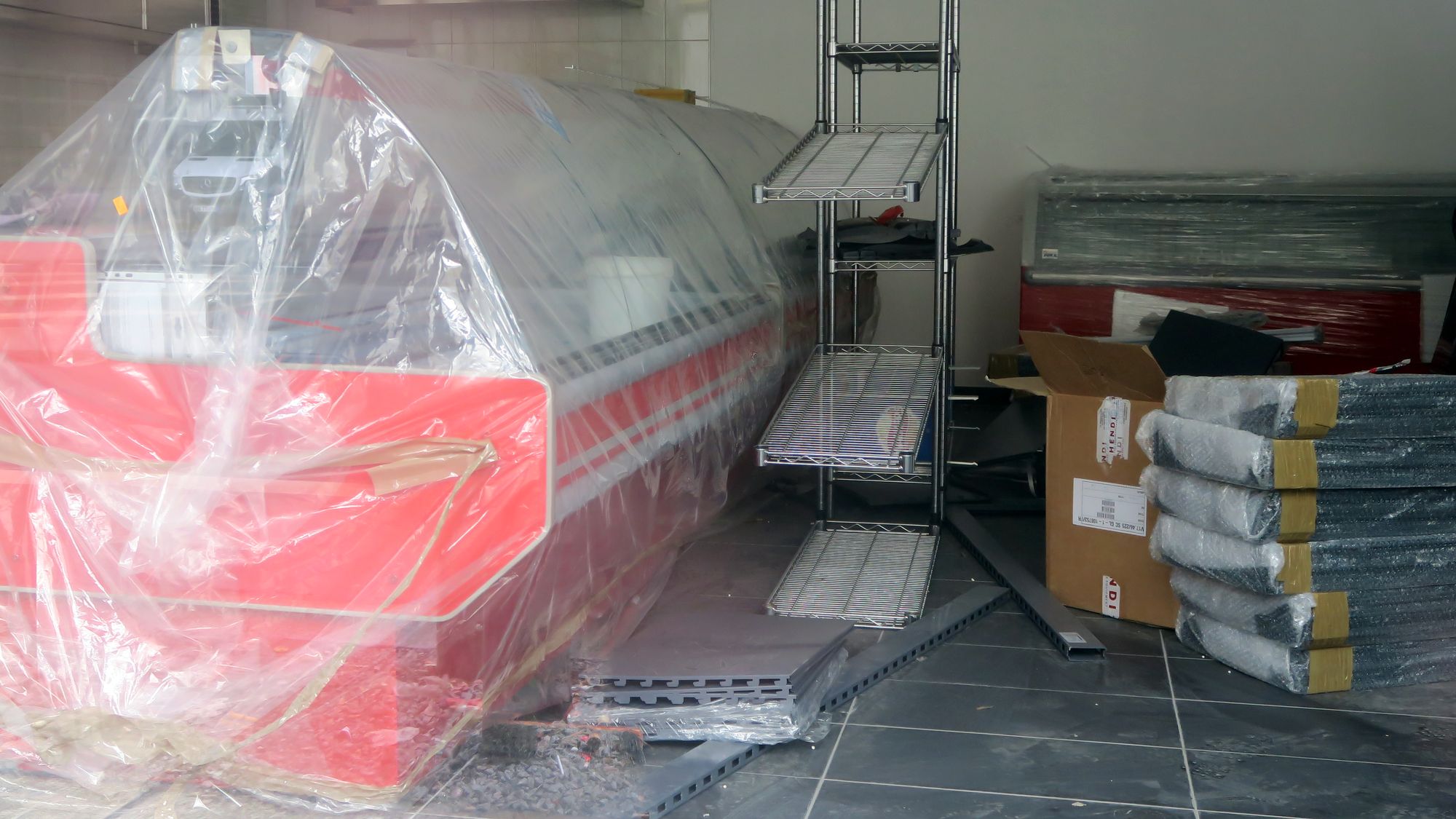 Die ersten Kühltruhen stehen schon im Laden.