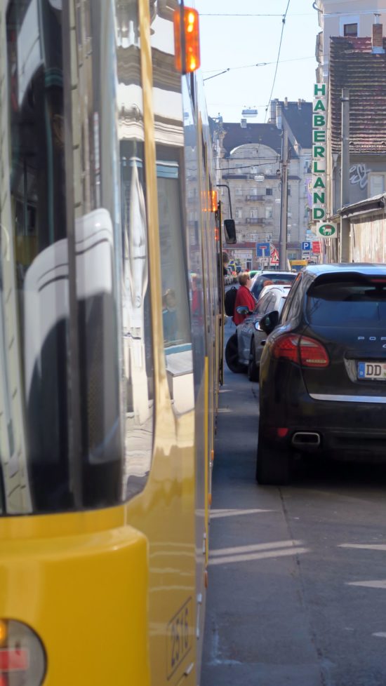 Dank geschicktem Rad-Einschlag ist kein vorbeikommen.