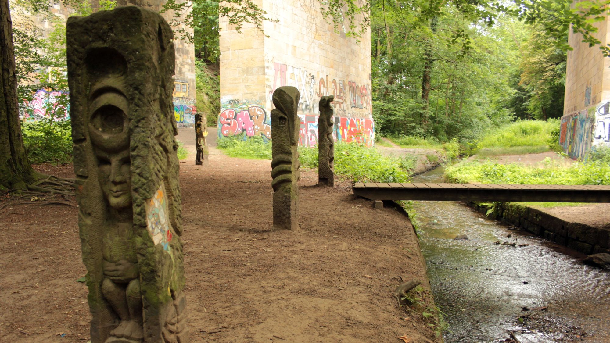 Künstler gestalteten ehemals militärische Zaunpfosten zu Skulpturen.
