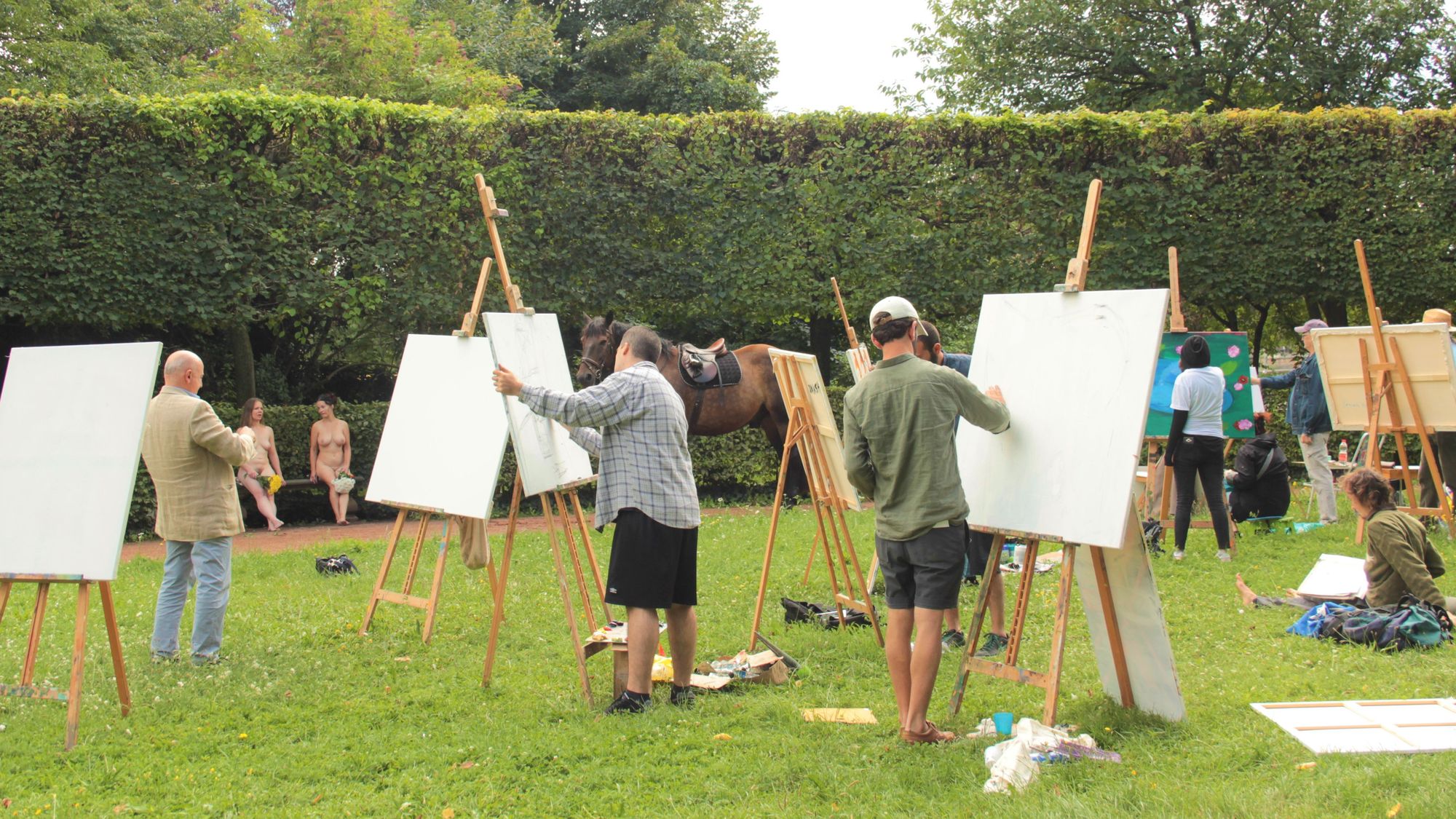 Noch sind die Leinwände weiß, aber gleich gehts los.