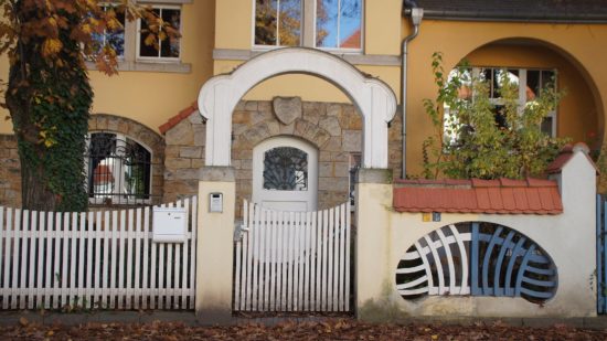 Schmucke Tore auf der Bettinastraße