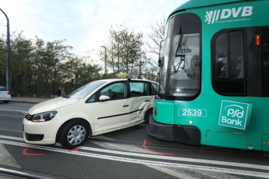 Bahn rammt Taxi  - Foto: Roland Halkasch