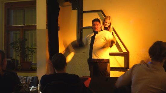 Erasmus in der Zwangsjacke im alten Wettbüro