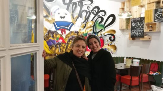 Cennet und Çağla Karabacak führen das "Let's Waffel" auf der Rothenburger