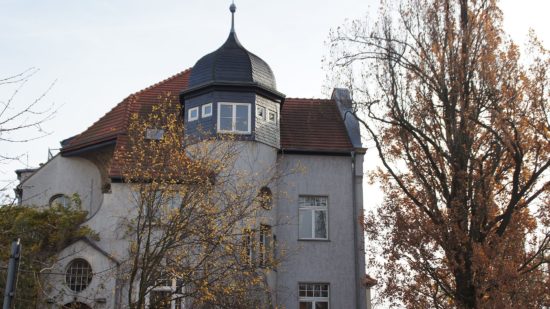 Türmchen und Erker, Moos zwischen Kopfsteinpflasterrillen. Die Klarastraße hat Charme.
