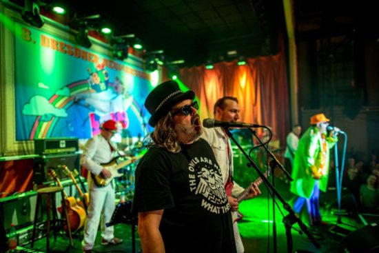 "Honky Tonk Woman" von The Rolling Stones mit Jörg Bernhardt. Uwe Stuhrberg (schwarzer Hut) versucht sich im Backing-Vocals-Business. Foto: Eric Münch